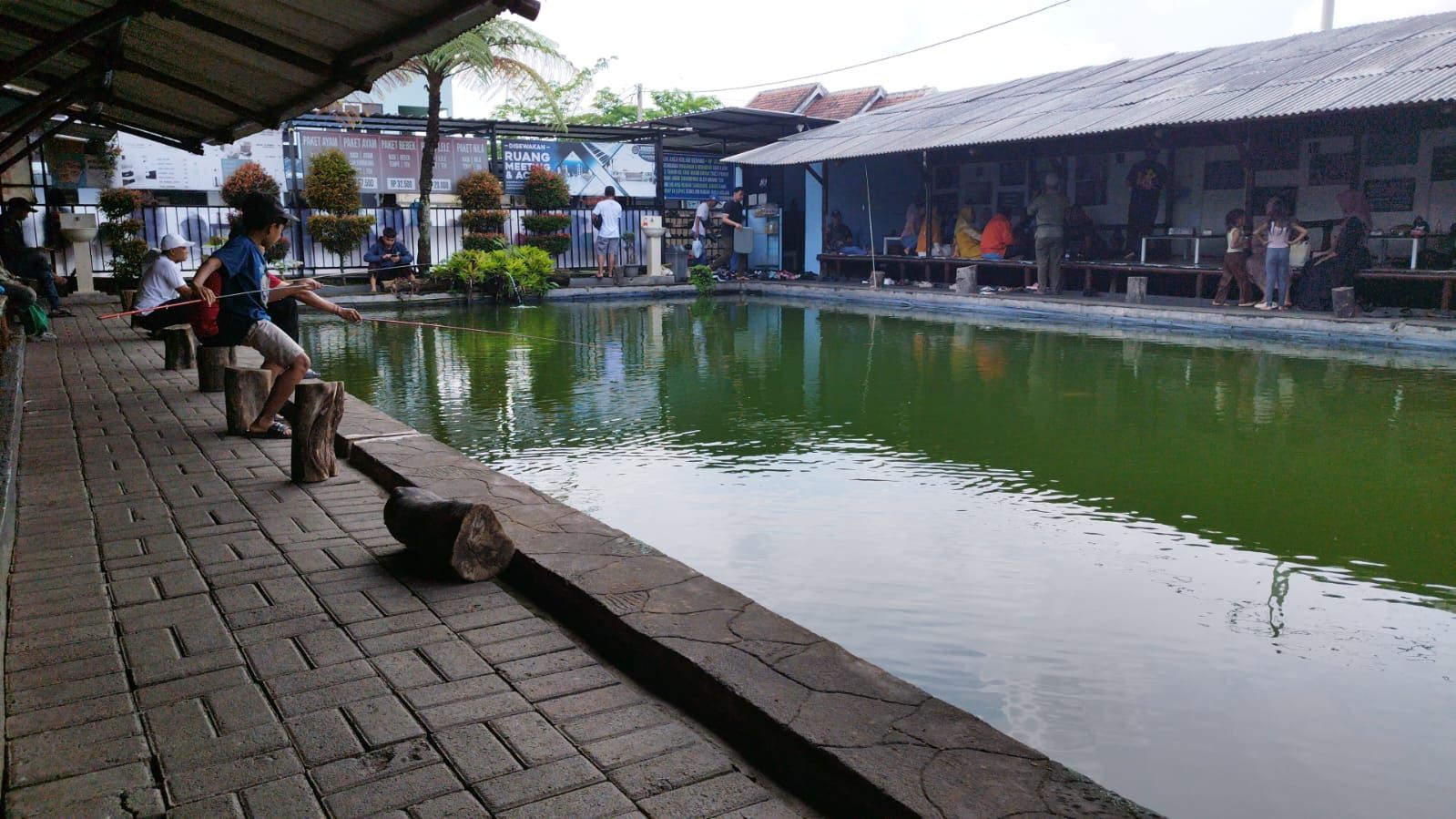 Ngabuburit Seru dan Tenang, Coba Memancing Jelang Berbuka