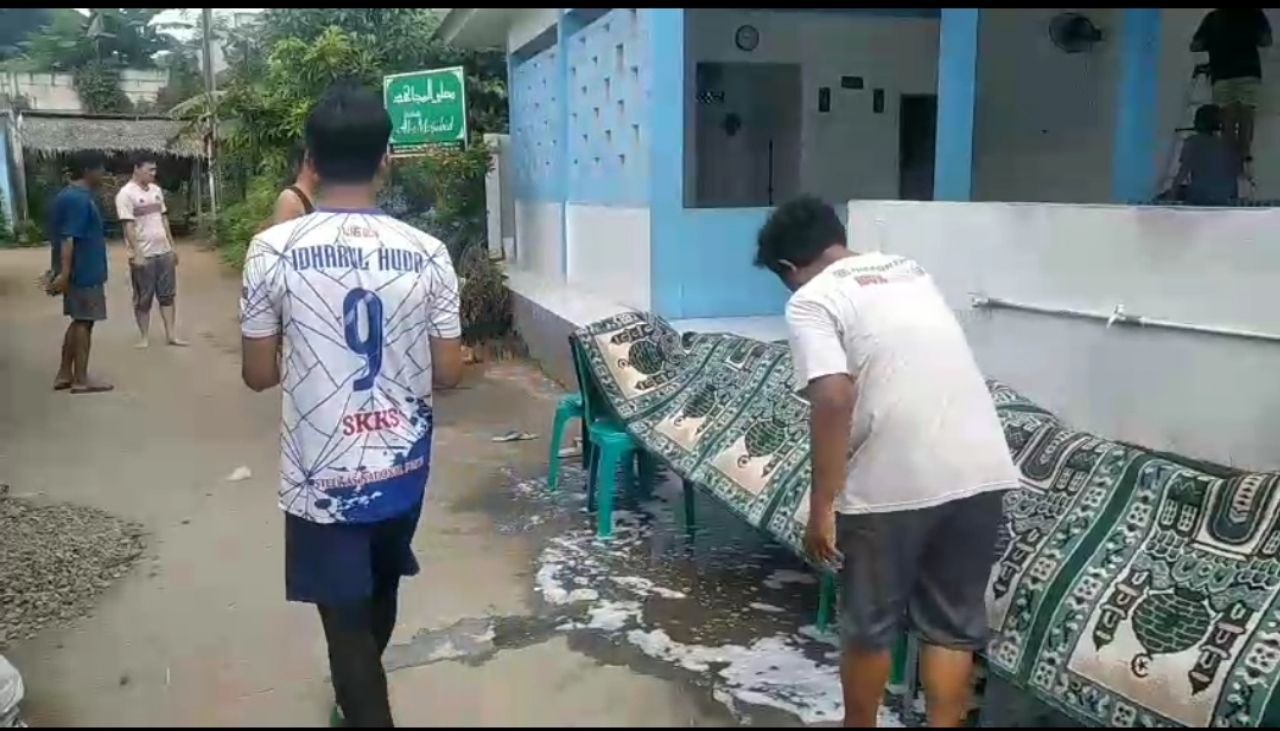 Merawat Gotong Royong Sambut Ramadhan 2026, Warga Grand Kramatwatu Bersihkan Musola