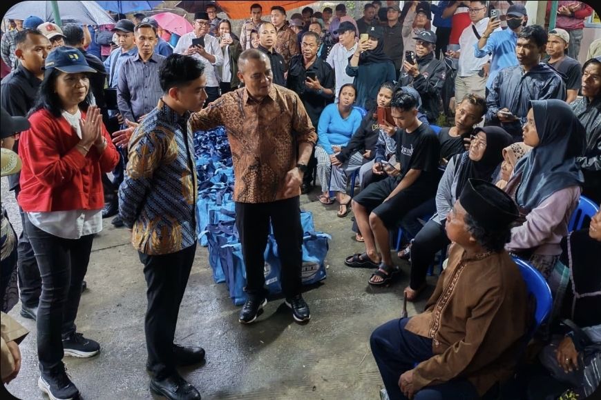 Bencana dan Kebijakan: Kunjungan Gibran Rakabuming Raka ke Pengungsian Tembalang