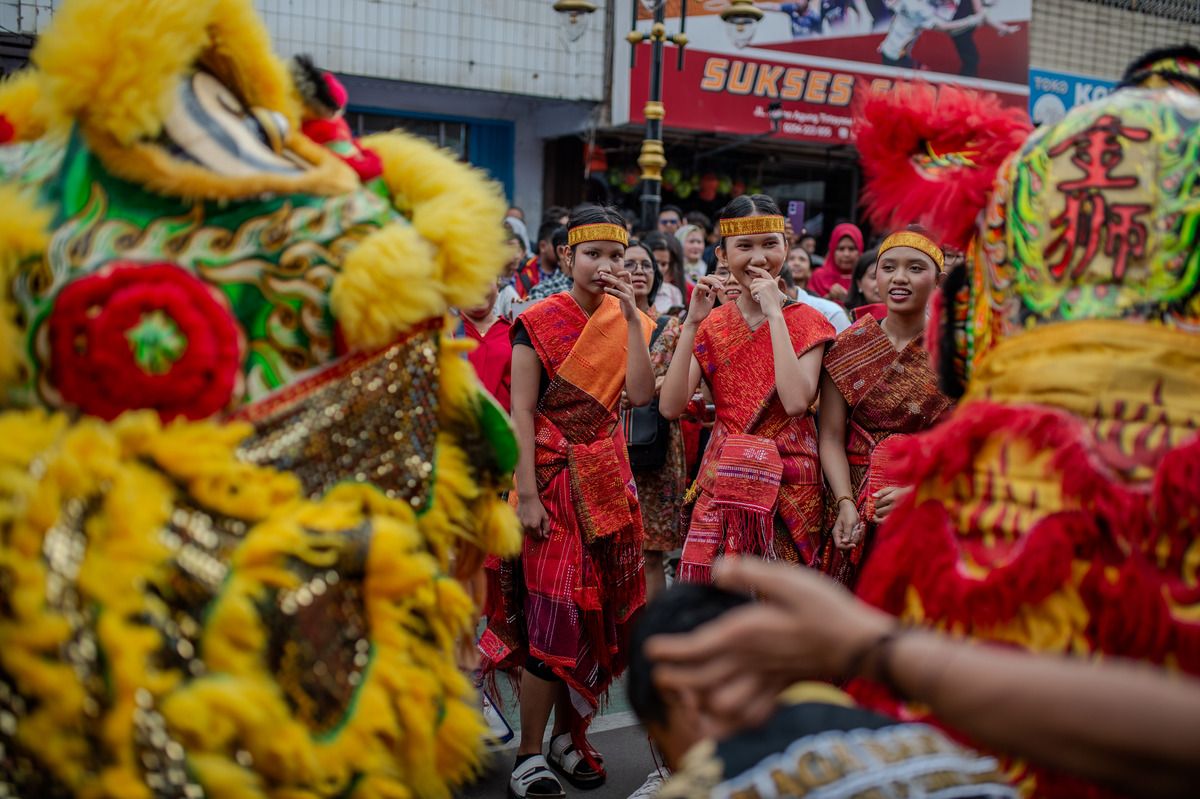 Umat Islam mementaskan kesenian debus saat kirab budaya lintas iman di Royal Baroe, Kota Serang, Banten, Minggu (15 2 2026). - Foto oleh ANTARA FOTO Muhammad Bagus Khoirunas