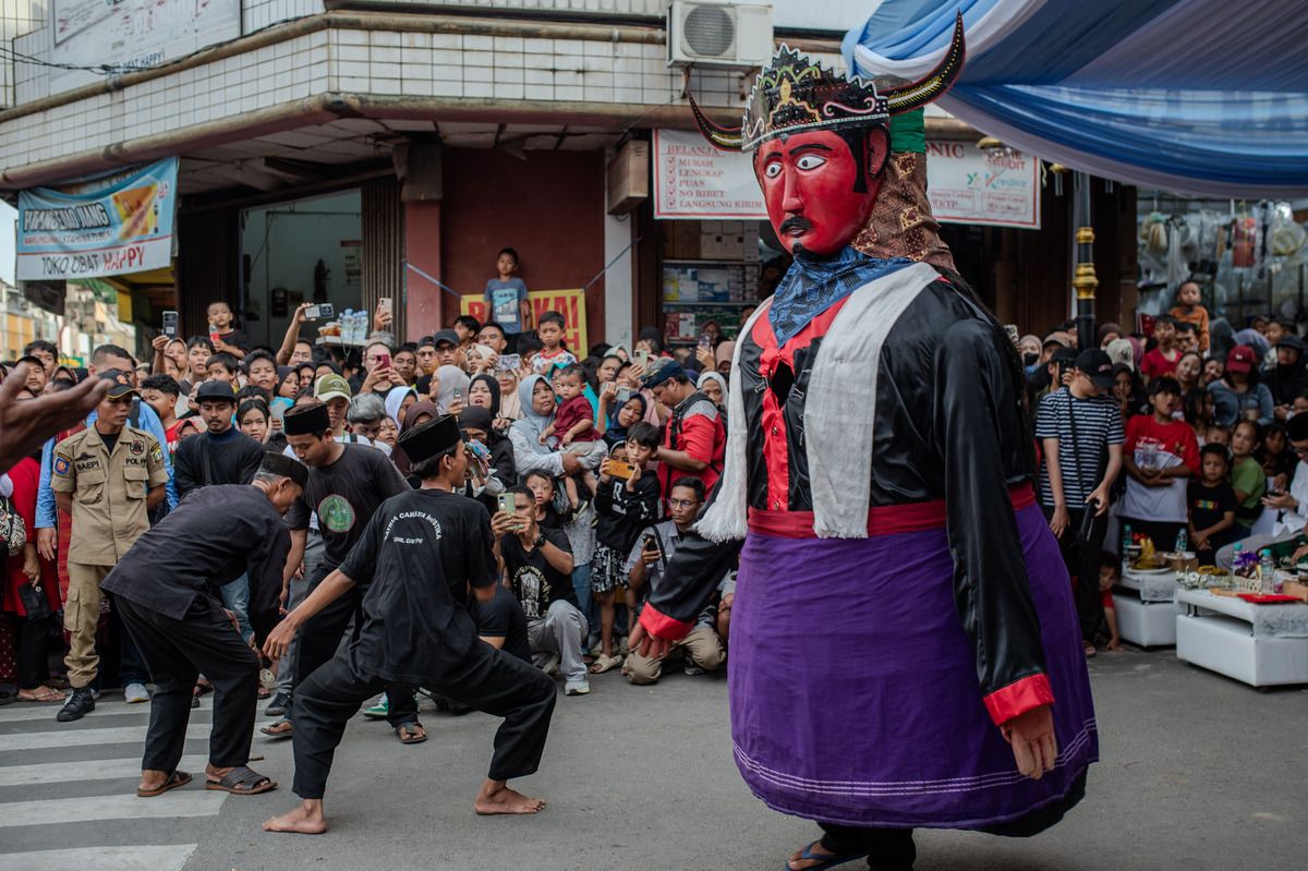 Umat Islam mementaskan kesenian debus saat kirab budaya lintas iman di Royal Baroe, Kota Serang, Banten, Minggu (15 2 2026). - Foto oleh ANTARA FOTO Muhammad Bagus Khoirunas