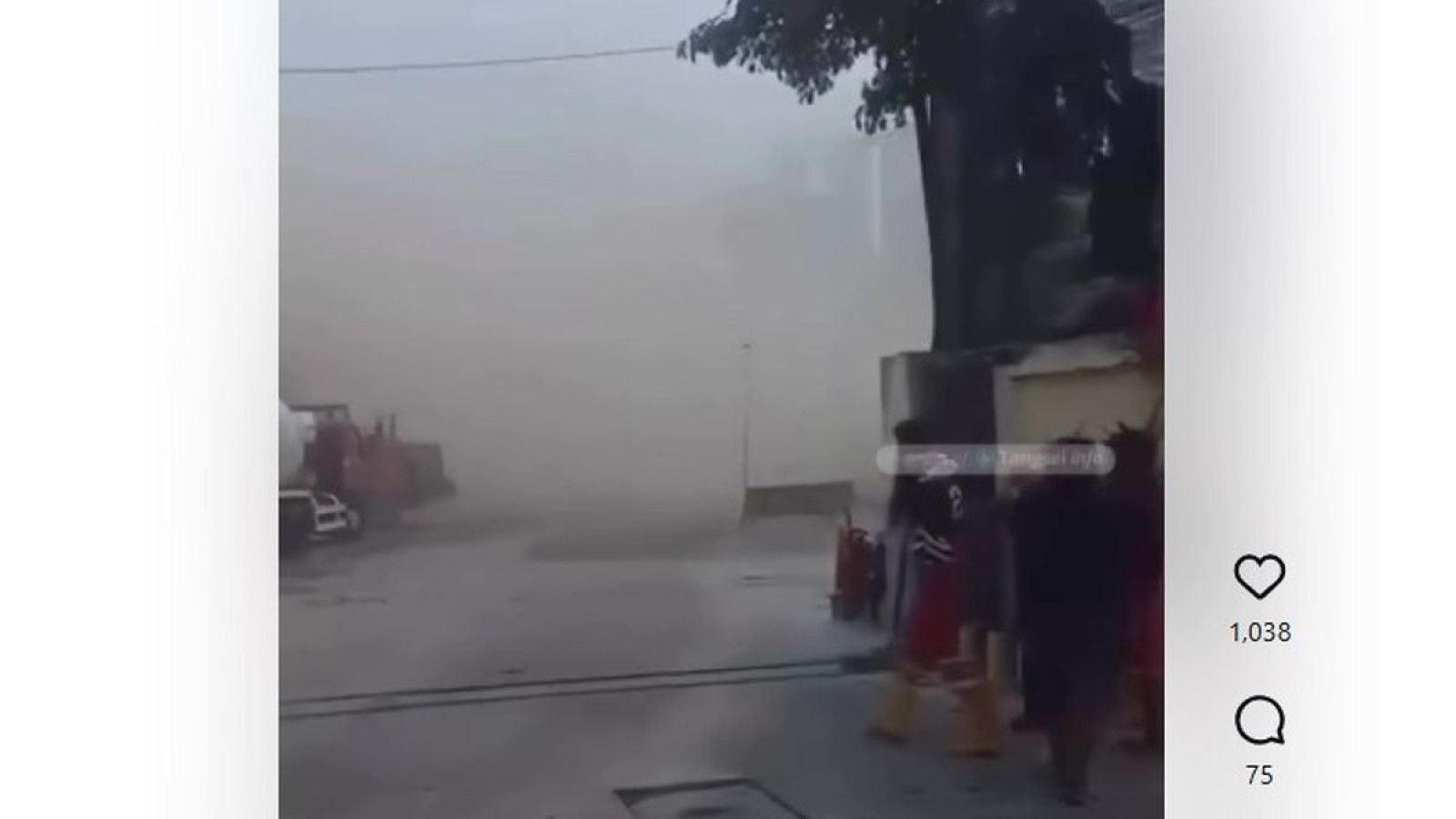 Kabut Abu Semen Melanda Jalan Ciater, Pihak Berwenang Bekerja Mengatasi Masalah