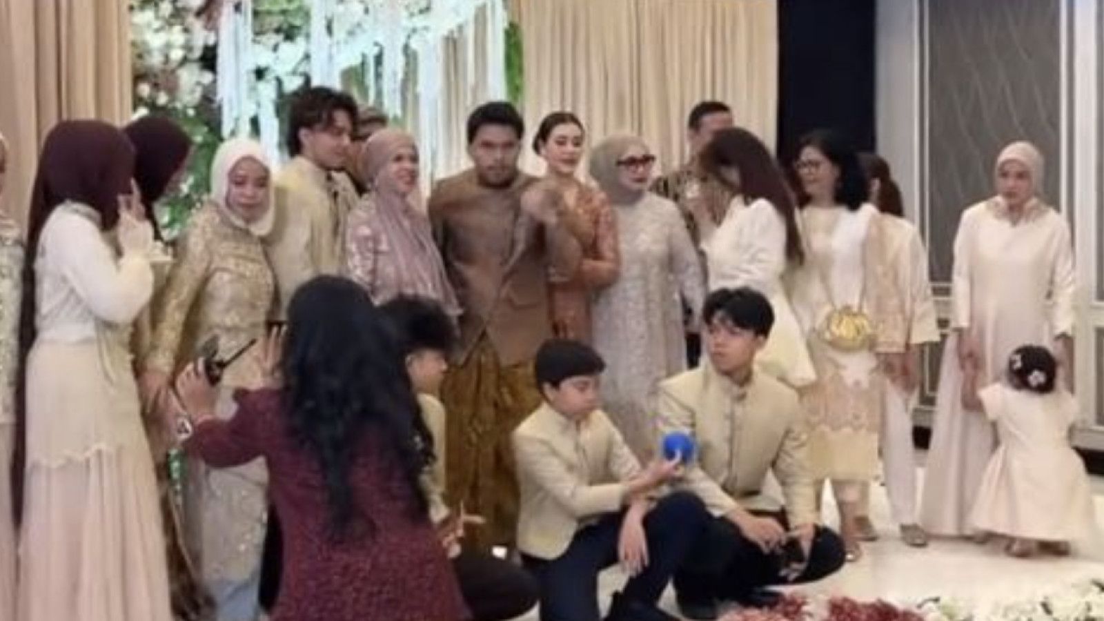 Sorotan Media Sosial: Aurel dan Atta di Acara Tedak Siten Aaliyah Massaid dan Thariq Halilintar
