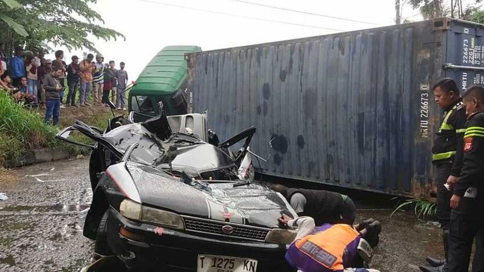 Truk Kontainer Terguling di Karawang, Tewaskan Tiga Nyawa