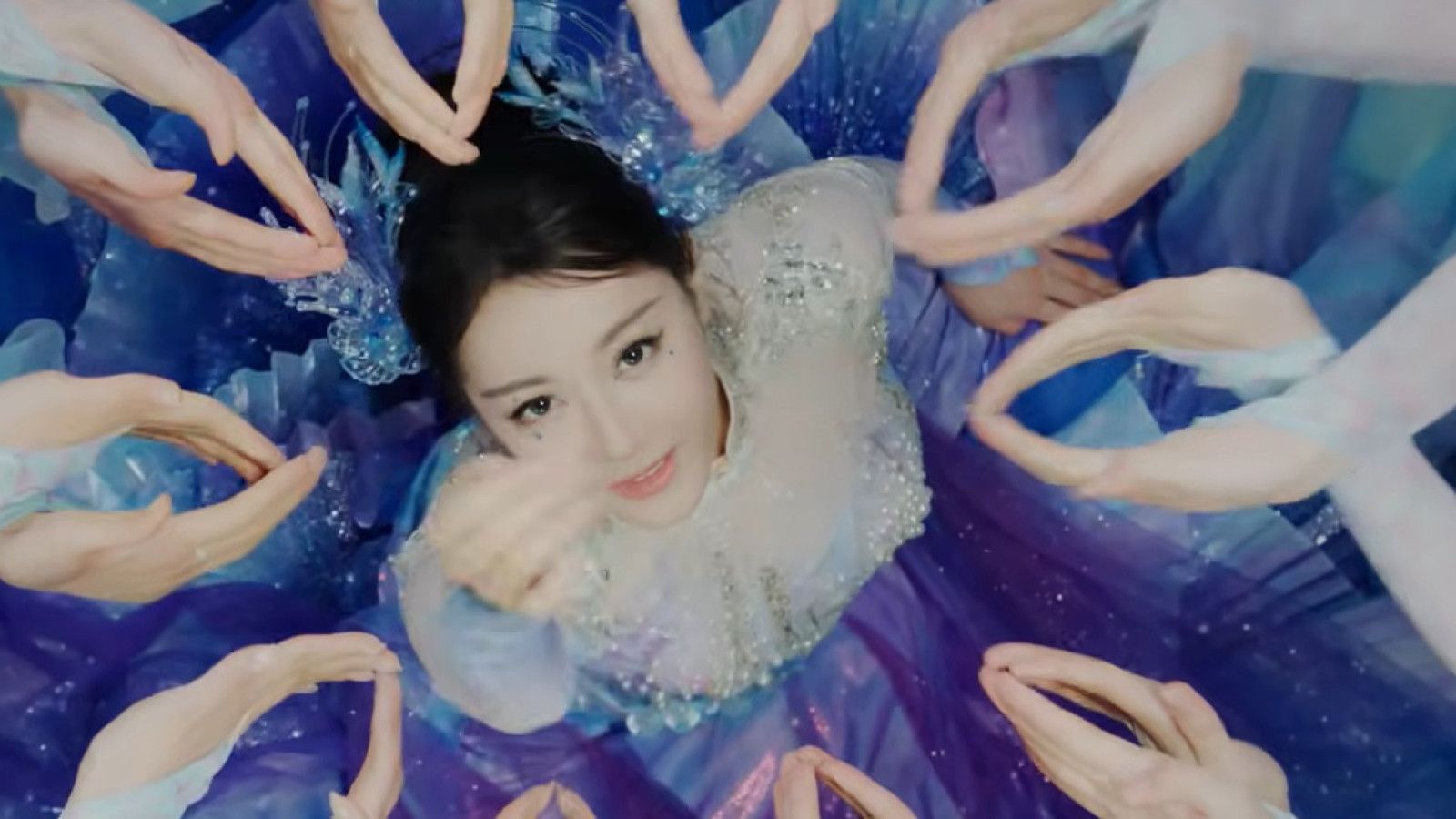 Pertunjukan Memukau Dilraba Dilmurat dalam Gala Tahun Baru Imlek 2026