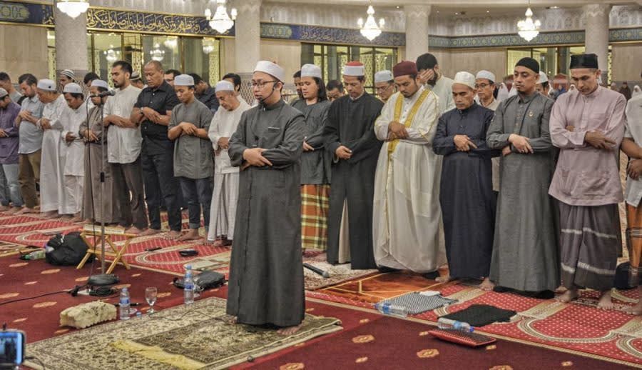 8 atau 20 Rakaat? Ini Niat dan Tata Cara Sholat Tarawih Terlengkap