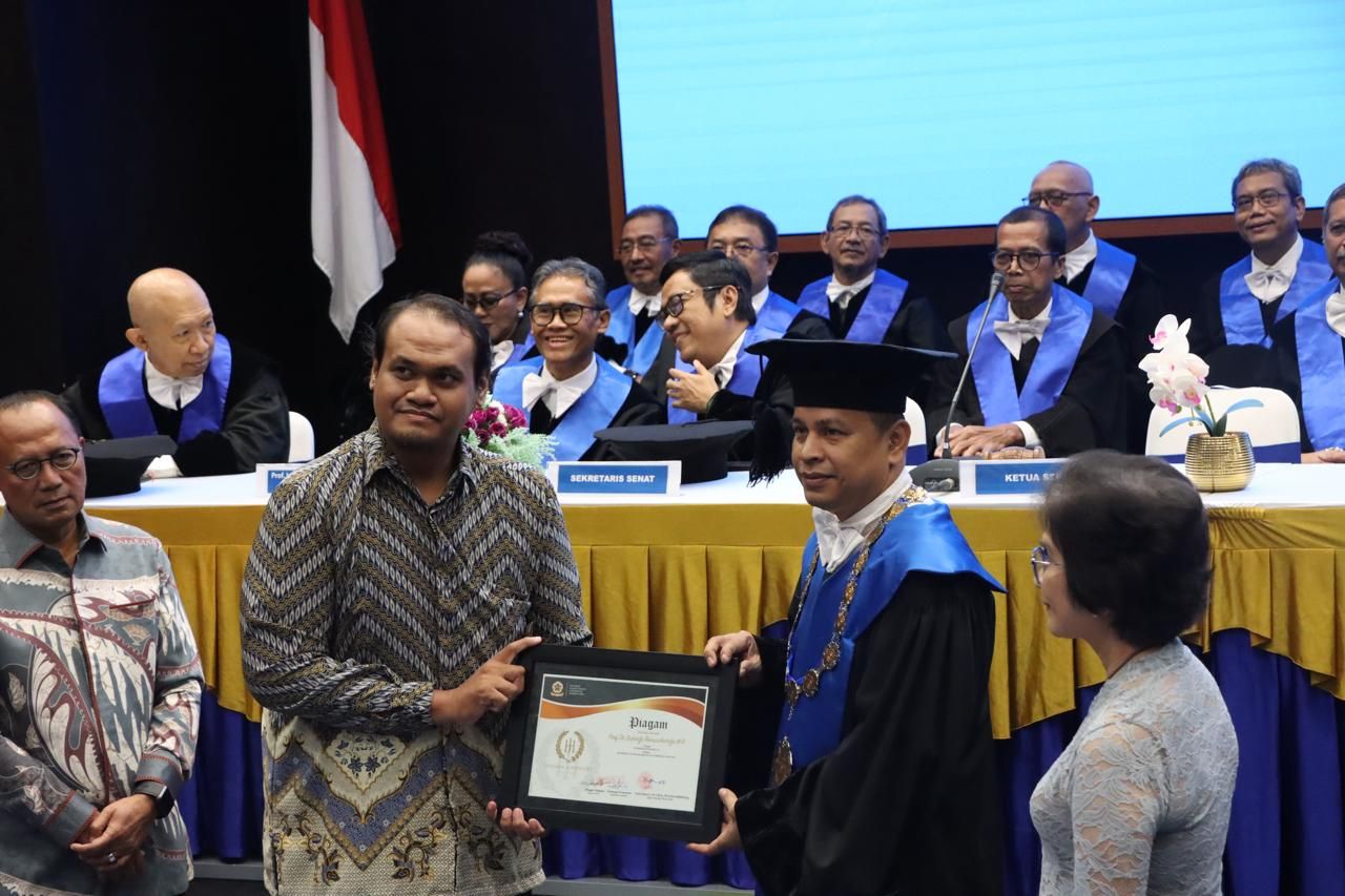 Gelar HPPT ke-80, FT UGM Beri Anugerah Herman Johannes Award ke Sukadji Ranuwihardjo