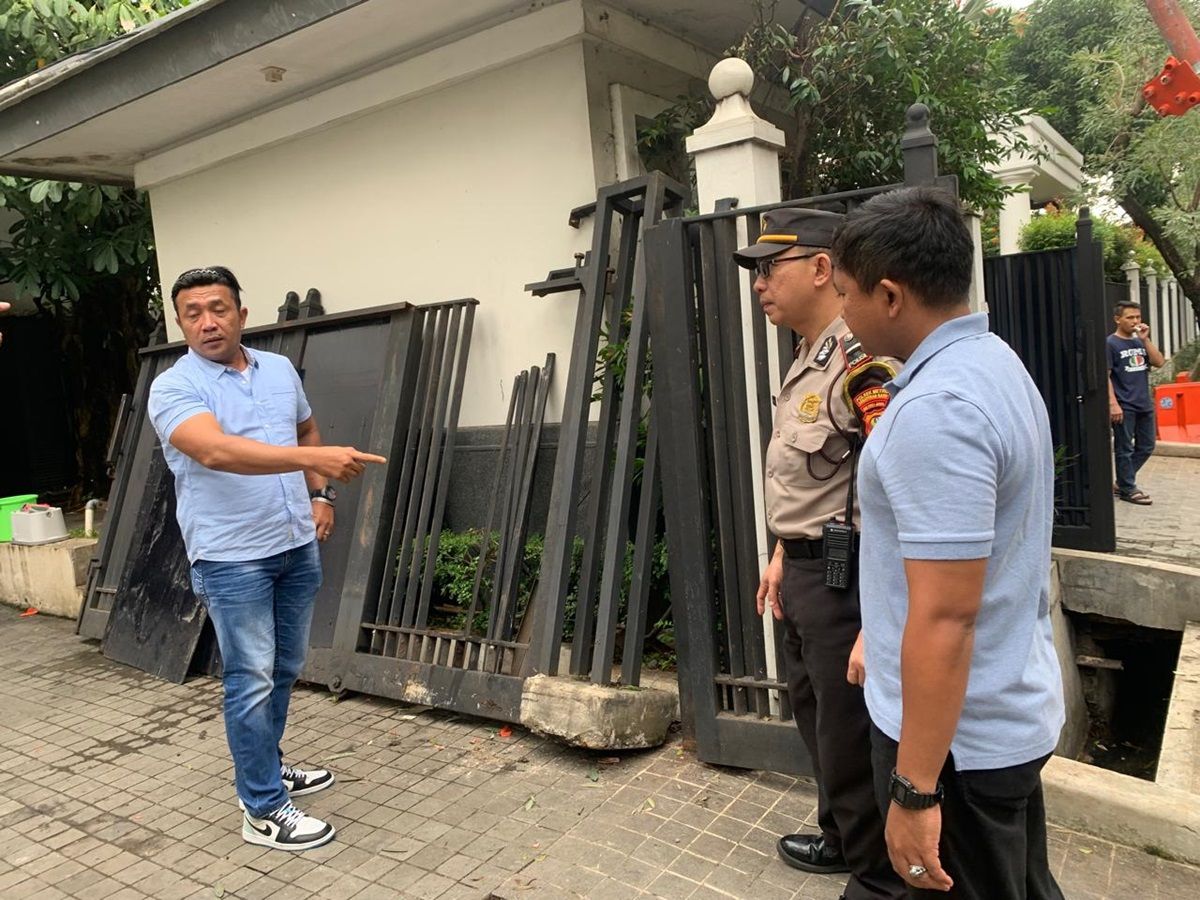 Brak! Rumah Jusuf Kalla di Jaksel Ditabrak Mobil, Pagarnya Jebol