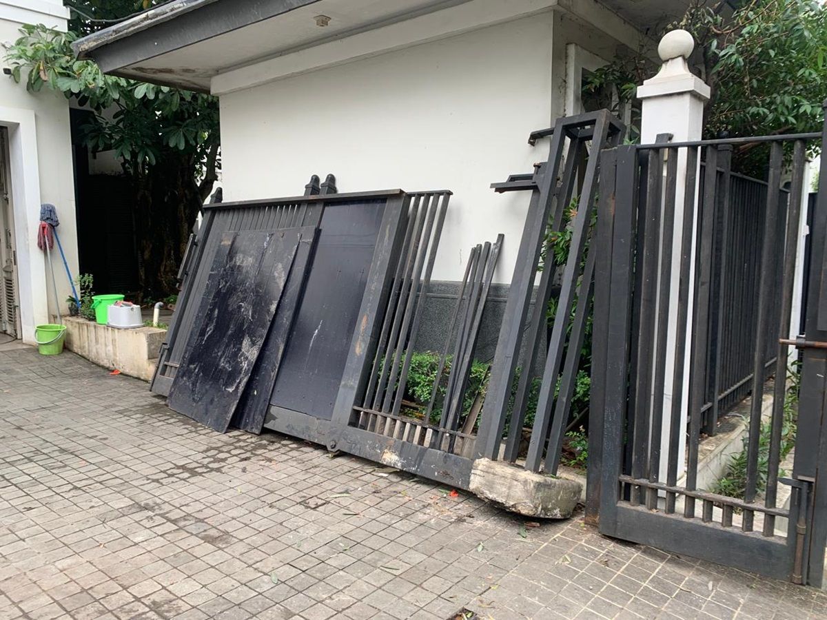 Brak! Rumah Jusuf Kalla di Jaksel Ditabrak Mobil, Pagarnya Jebol