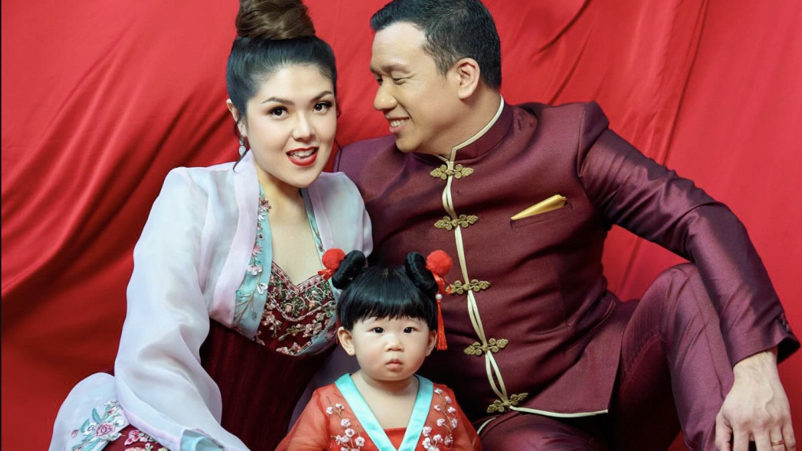 Momen Istimewa Imlek: Tina Toon Kenalkan Anak Pertama ke Publik