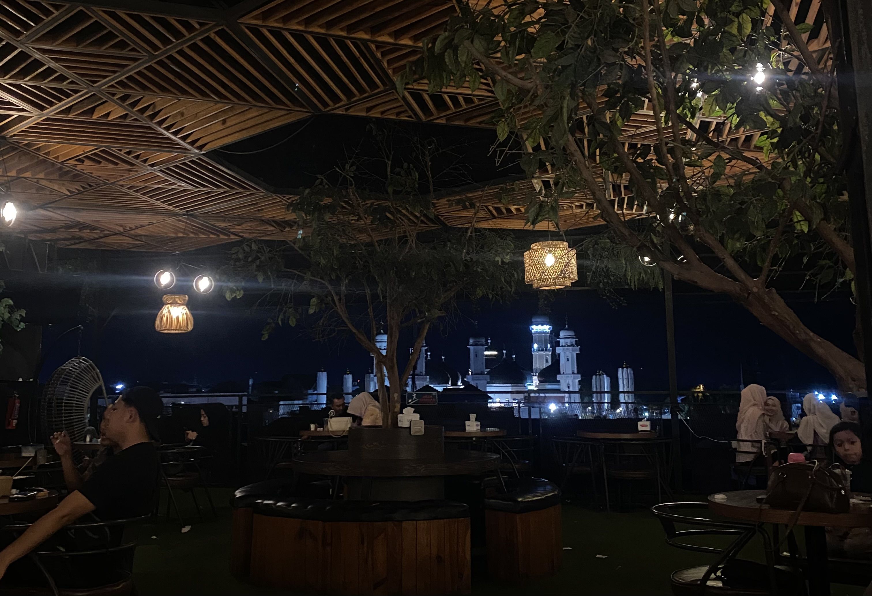 Rekomendasi Cafe Rooftop Banda Aceh Buat Sore sampai Malam