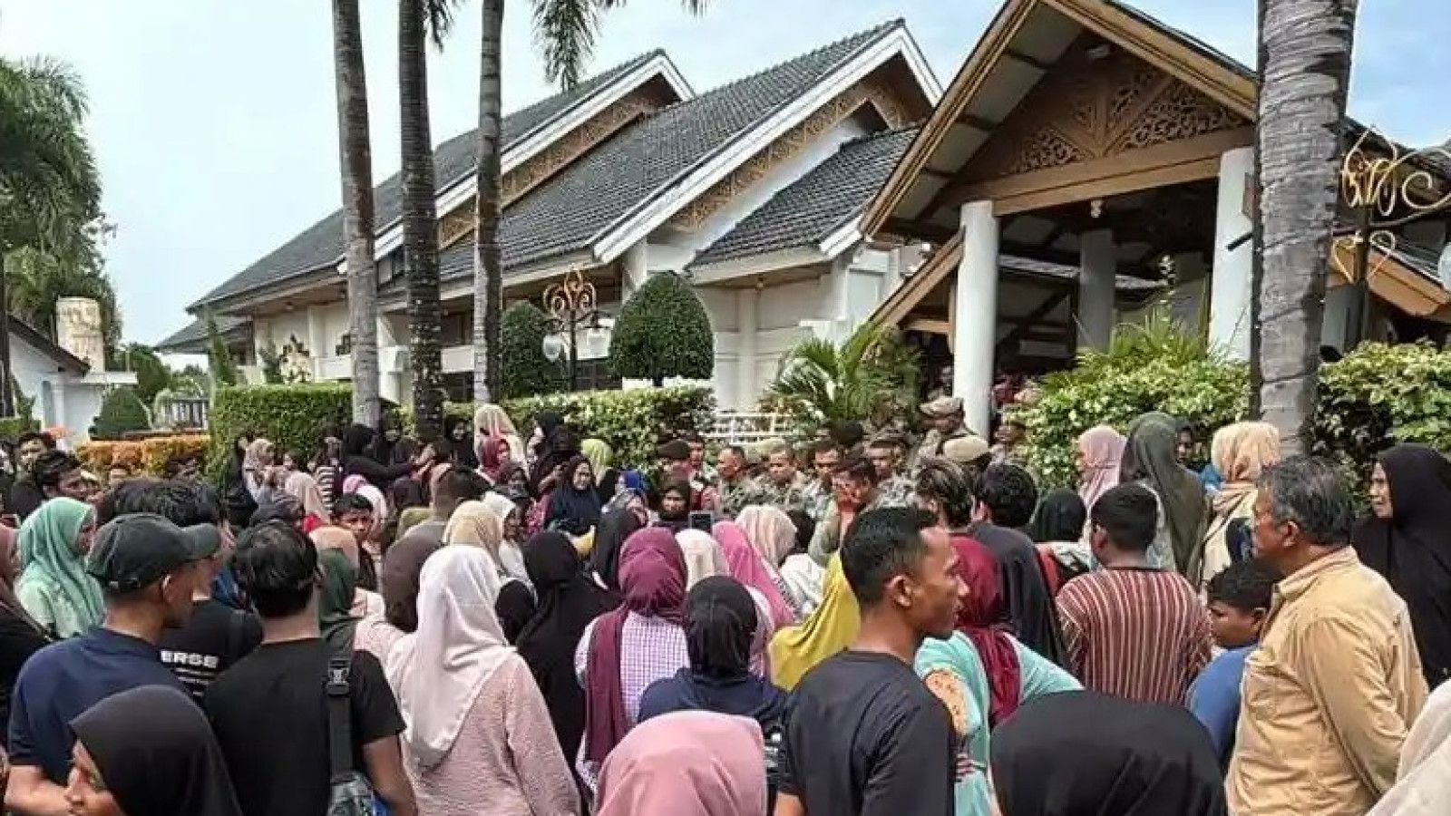 Kerumunan Warga di Pendopo Gubernur Aceh untuk Bantuan Uang Meugang