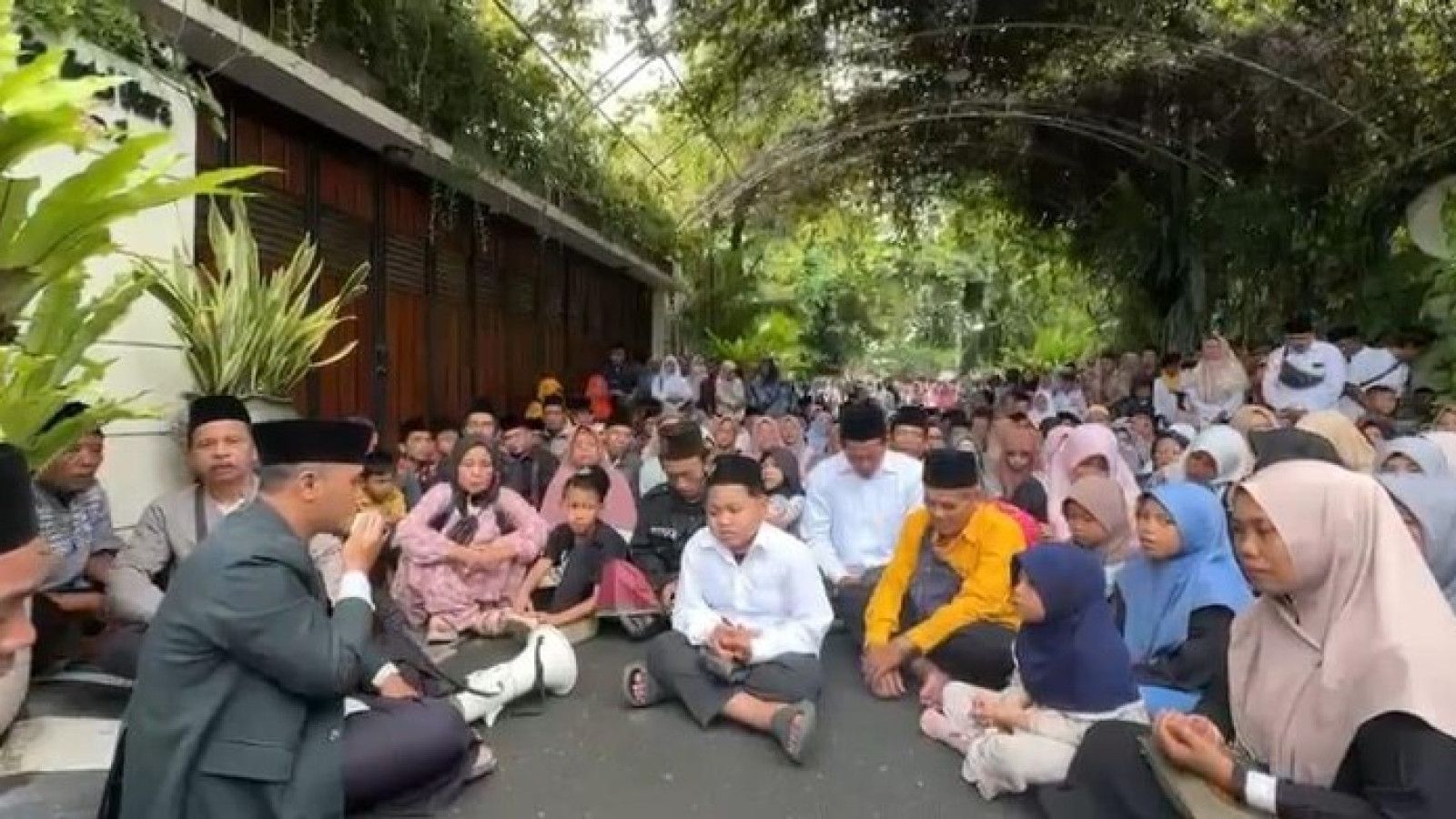 Tahlilan Warga Depan Rumah Jokowi, Dukungan yang Mengharukan