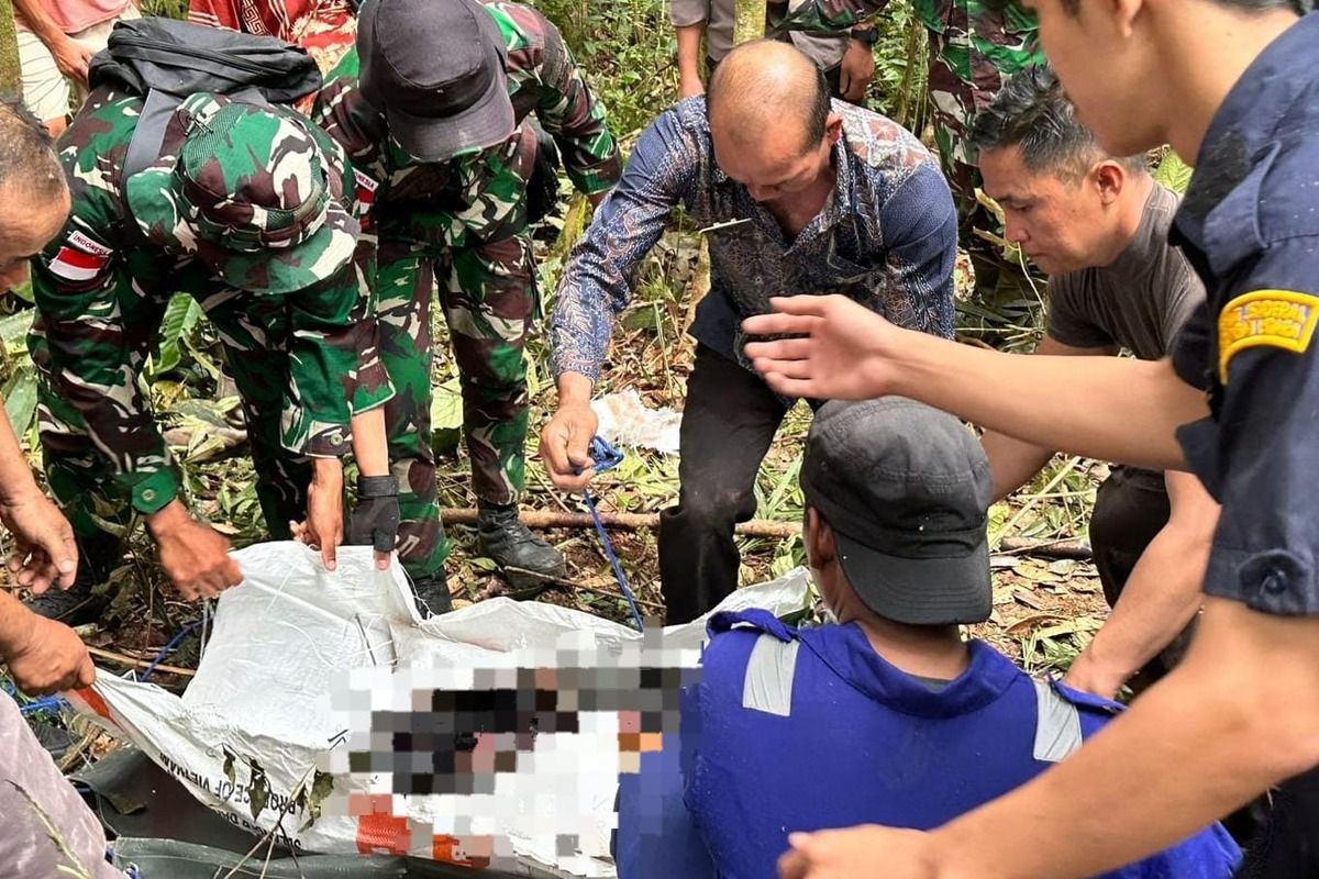 Proses evakuasi pesawat kargo Pelita Air Service PAS 7101 yang jatuh di, Kalimantan Utara, Kamis (19 2 2026). - Foto oleh Dok Puspen TNI