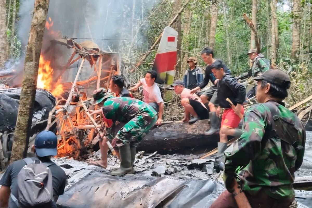 Proses evakuasi pesawat kargo Pelita Air Service PAS 7101 yang jatuh di, Kalimantan Utara, Kamis (19 2 2026). - Foto oleh Dok. Puspen TNI