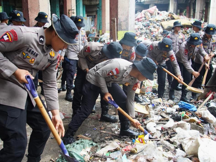 Lewat Program Bang Jasri, Kapolda Metro Pimpin 650 Personel Sikat Bersih Kolong Tol Kumuh