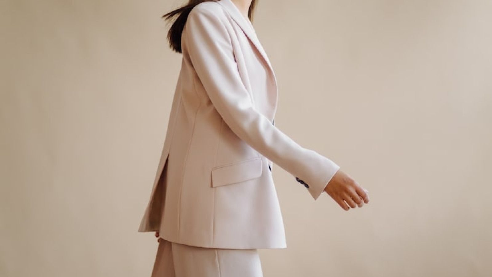 Memahami Esensi Fashion Minimalis yang Selalu Terkait di Setiap Era