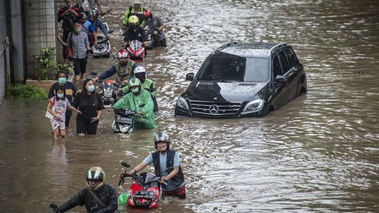 Banjir Melanda Jakarta: 61 RT Terendam dan Enam Jalan Tergenang