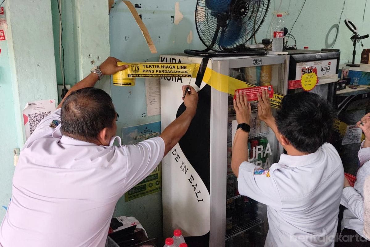 Nekat Jualan Dekat Kampus dan Sekolah, Toko Miras di Lenteng Agung Resmi Disegel Petugas Gabungan!