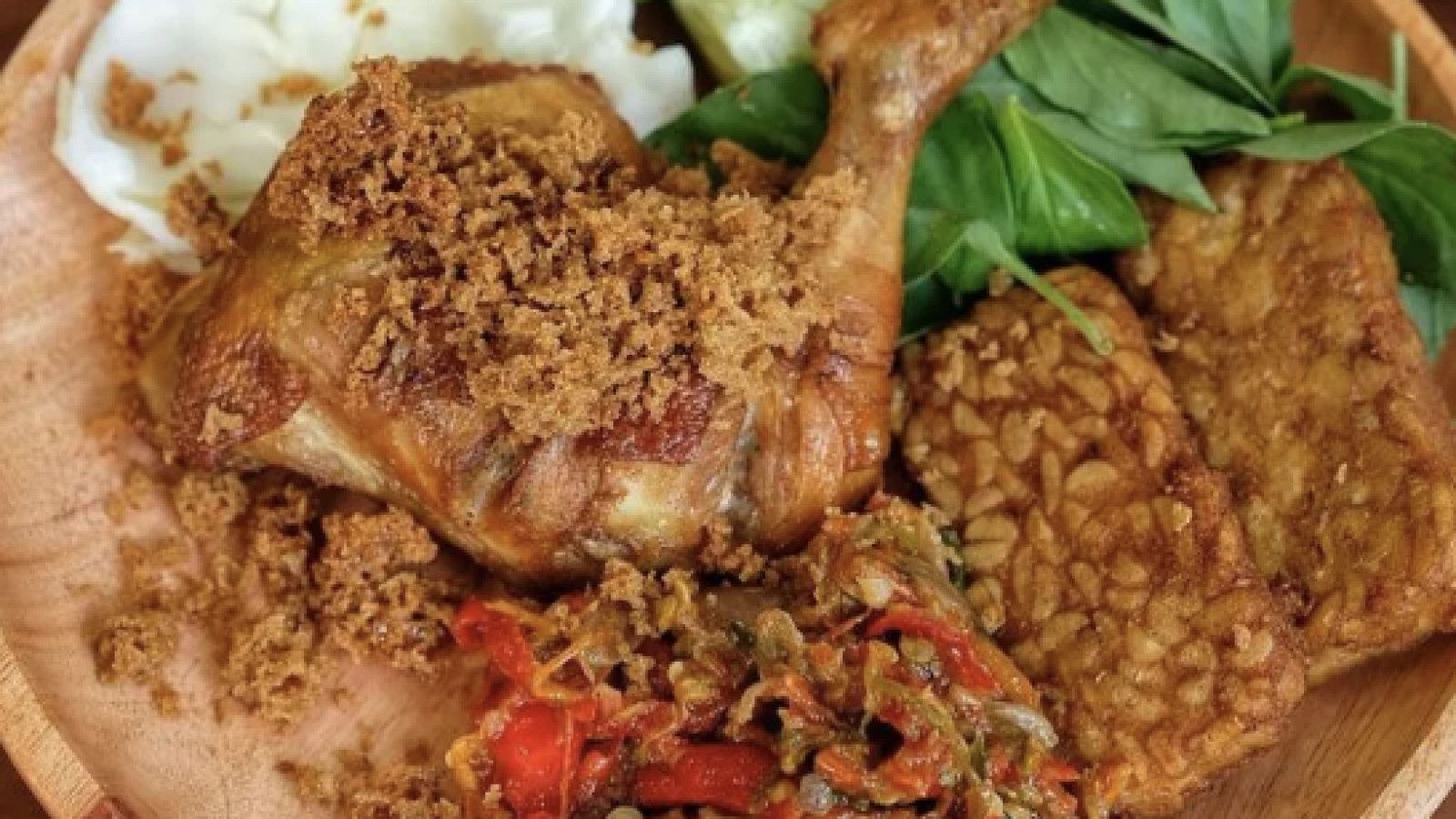 Menjadi Ahli dalam Menyajikan Ayam Penyet yang Menggoda Selera
