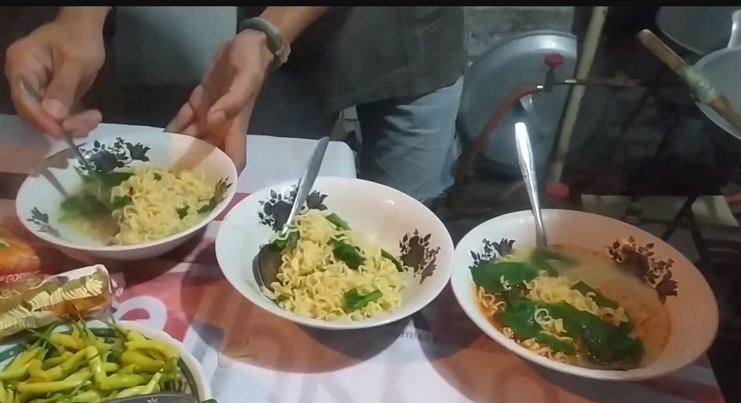 Warung Semaiq Waye, Mie 24 Jam di Mataram yang Jadi Andalan Anak Kos & Pemburu Lapar Tengah Malam