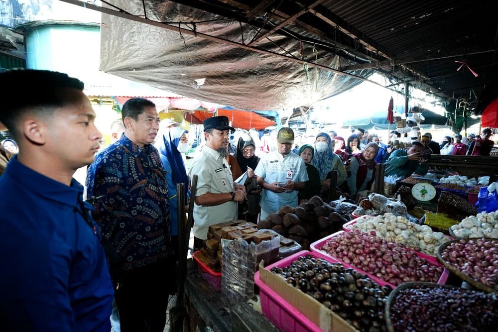 Sidak Pasar Terong Makassar, Gubernur Sulsel Pastikan Harga Sembako Stabil di Awal Ramadan