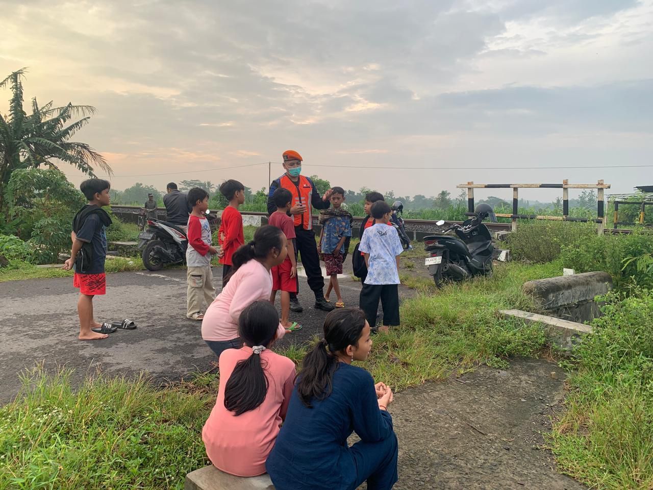 Ada Sanksi Pidana, KAI Daop 6 Jogja Larang Ngabuburit di Jalur Rel