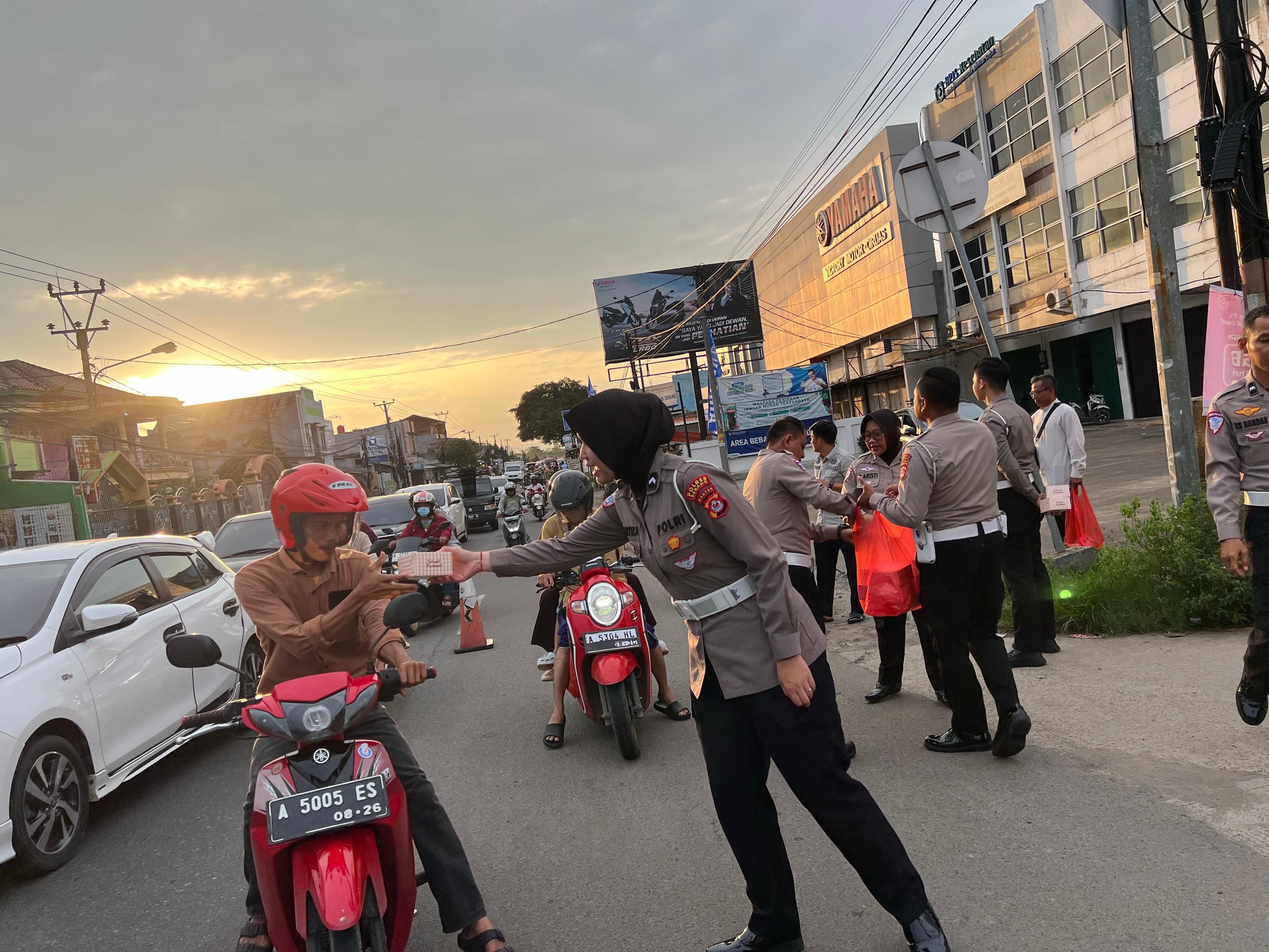 Bagi Bagi Takjil Satlantas Polres Serang Bertajuk Jumat Berkah