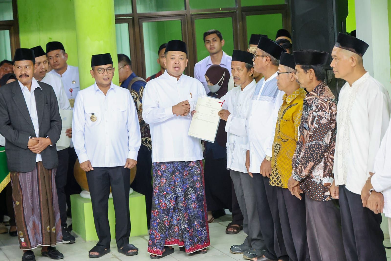 Menteri ATR BPN Serahkan Sertifikasi Tanah Wakaf Kepada Para Nazhir Di Banten