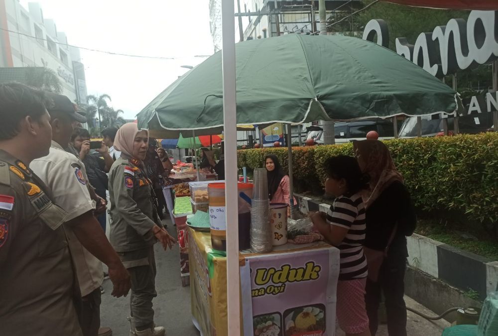 Satpol PP Pekanbaru Ingatkan PKL Takjil di Jalan Tengku Umar Jangan Pakai Badan Jalan