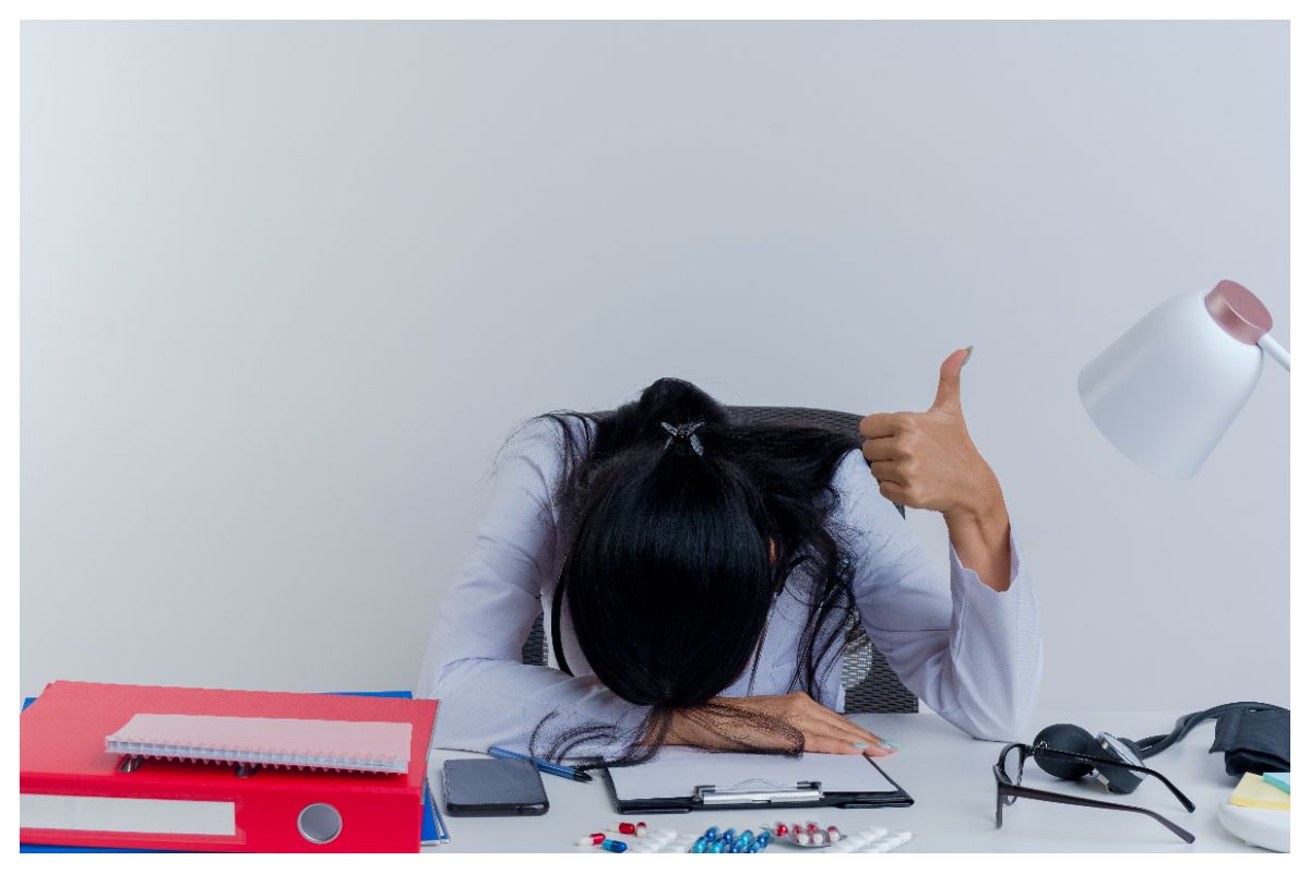 Apa Itu Job Hugging? Kenali Tandanya dan Cara Mengatasinya agar Kamu Tidak Terjebak!