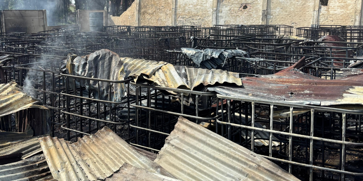 Gudang Solar Ilegal  Pekanbaru Ludes Terbakar, Puluhan Ton BBM Lenyap Seketika