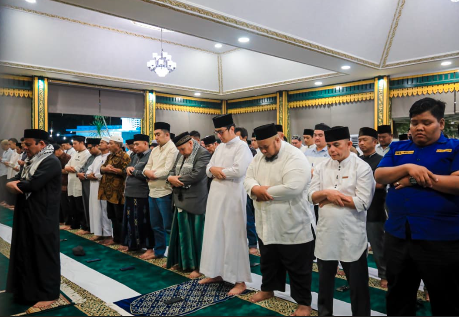 Tarawih Bersama Warga Selayang, Rico Waas Perkuat Silaturahmi Ramadan