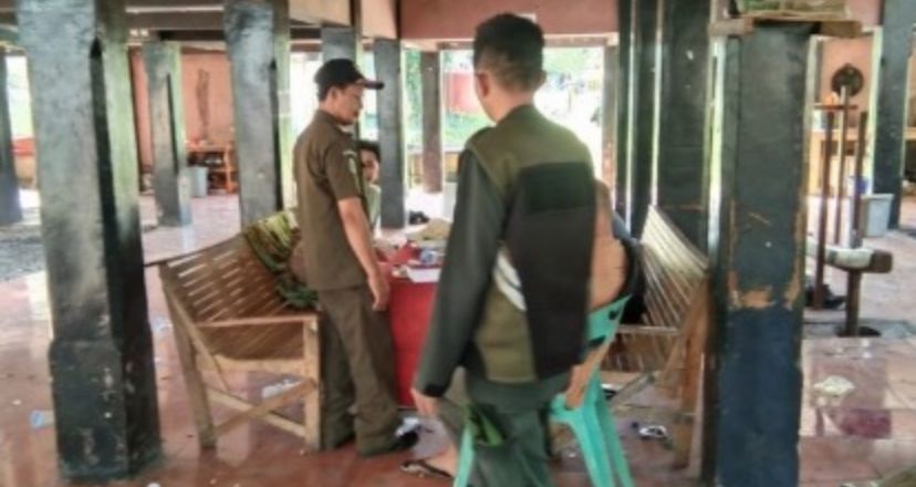 Kedapatan Merokok Siang Hari di PKA, Pria Musafir Ditegur Satpol PP WH Banda Aceh