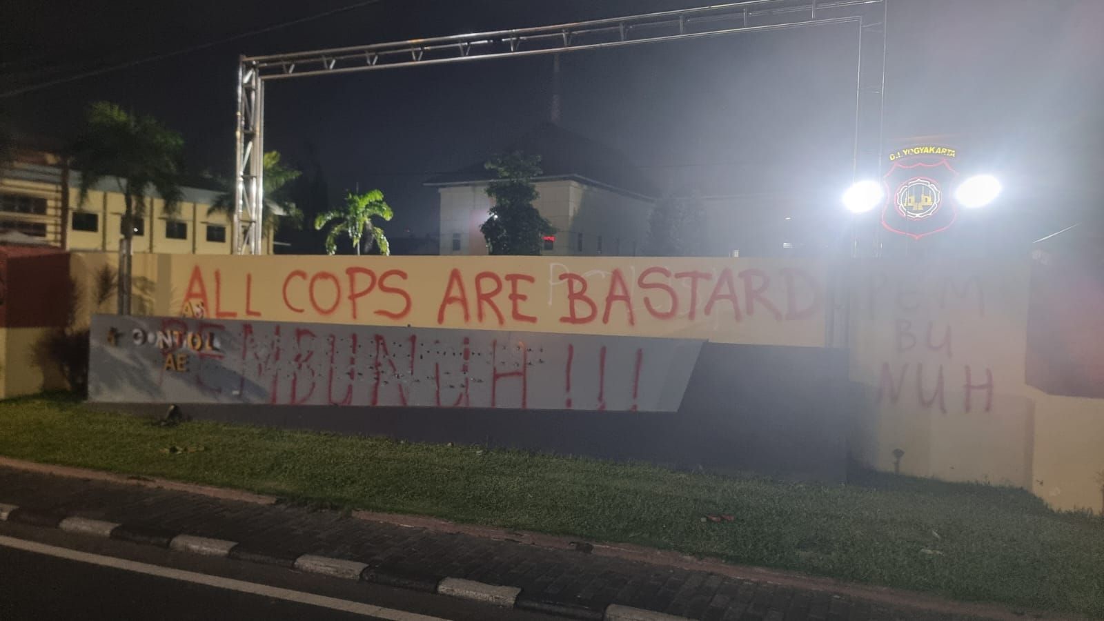 Massa Aksi di Depan Polda DIY Hari Ini Coret Tembok Bertuliskan “All Cops Are Bastard” Hingga Gelar Solat Gaib