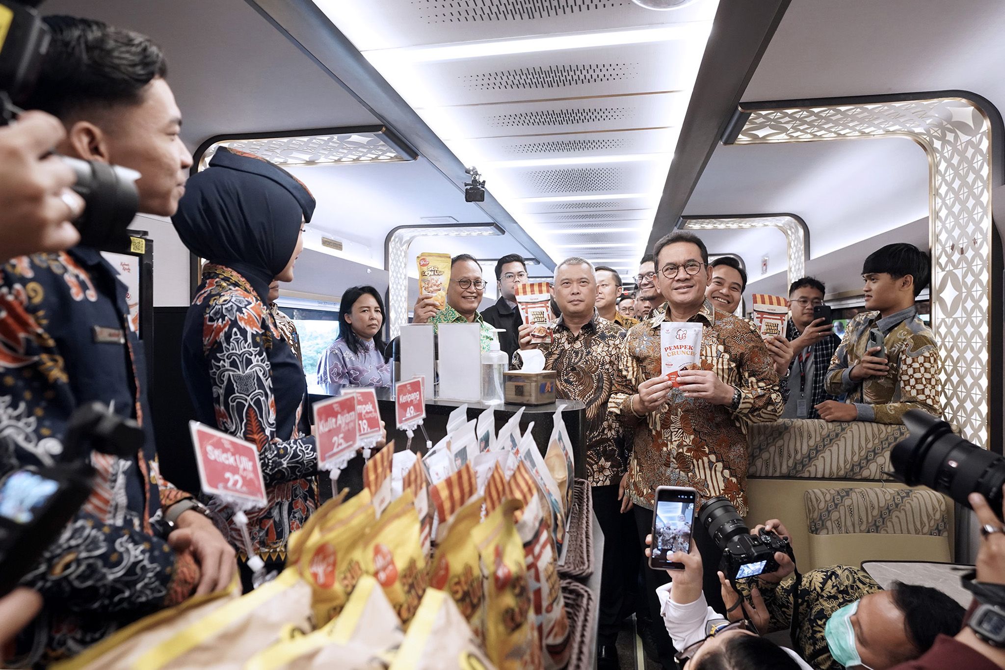 Mendag Budi Santoso Resmikan Produk UMKM di Gerbong Kereta Api