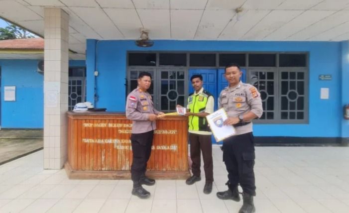 Sat Binmas Polres Boven Digoel Serahkan Alat Pendukung dan Edukasi Layanan 110 kepada Satpam Tanah Merah