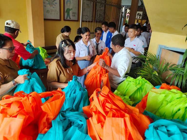 SMA Negeri 1 Manokwari Terima MBG Menu Kering Selama Ramadhan