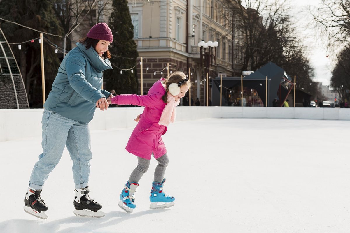 Liburan Seru Sambil Olahraga: Cek Rekomendasi Ice Skating di Jakarta hingga Surabaya!