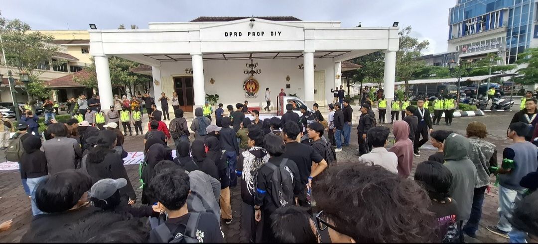 Ratusan Mahasiswa Kepung Lagi DPRD DIY, Singgung Reformasi Polri Hingga Program MBG