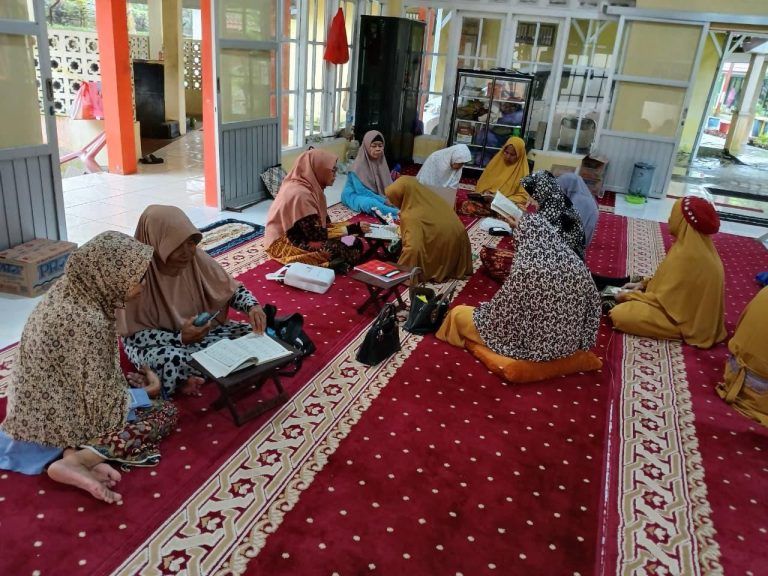 Ramadan Hangat di PPRSLU Budi Sejahtera: Lansia Fokus Ibadah dan Perawatan Rutin