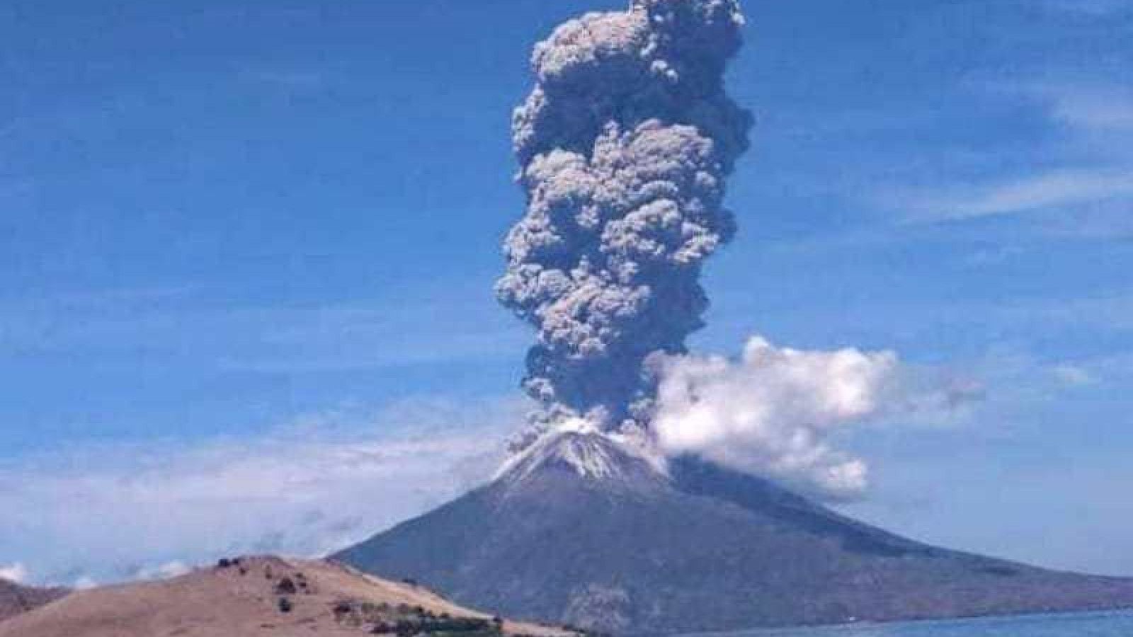 Aktivitas Erupsi Tinggi di Gunung Ile Lewotolok: 58 Letusan Terpantau