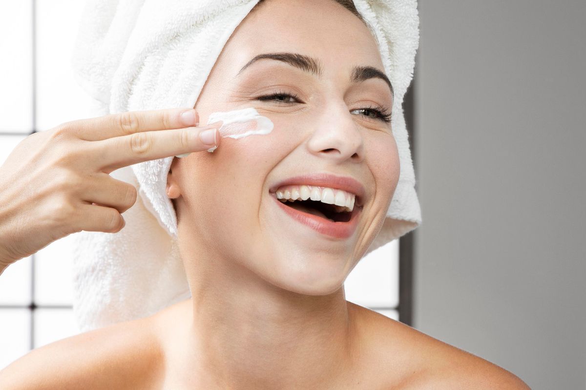 Sunscreen atau Moisturizer Dulu? Ini Urutan Skincare yang Benar Biar Nggak Salah Layering!