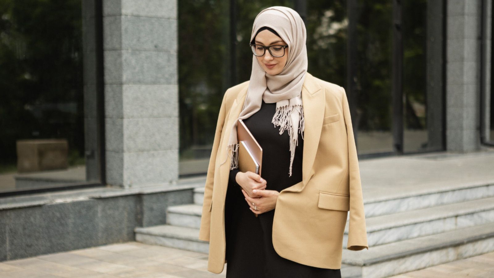 Panduan Outfit Profesional untuk Wanita Berhijab di Tempat Kerja
