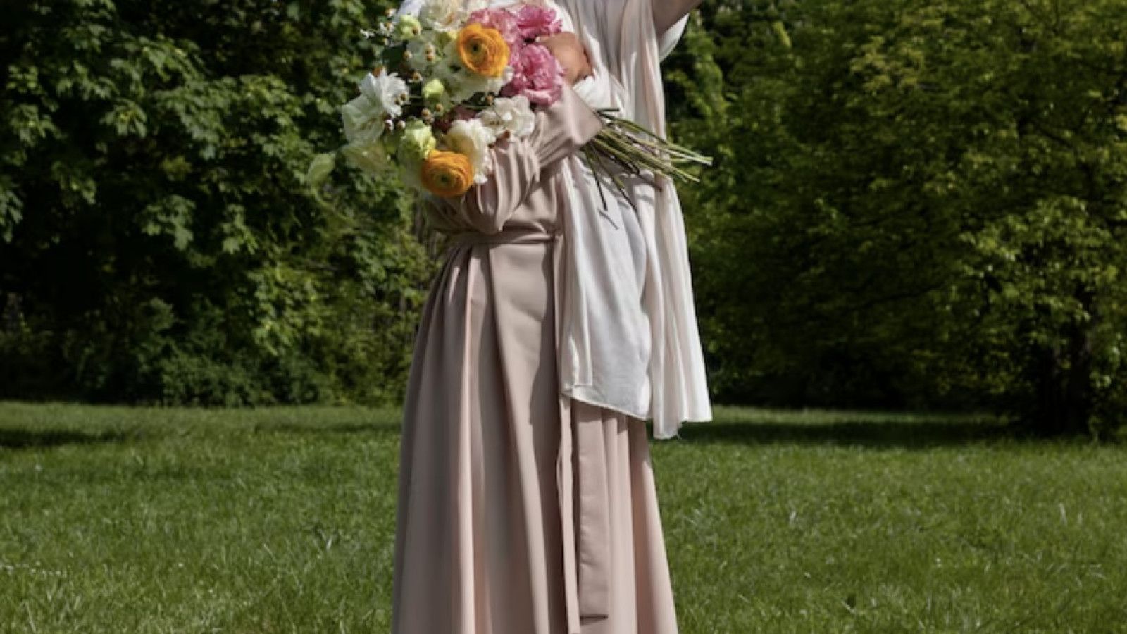 Tren Gamis Modern dengan Detail Pleats: Simbiosis Elegan dan Stylish