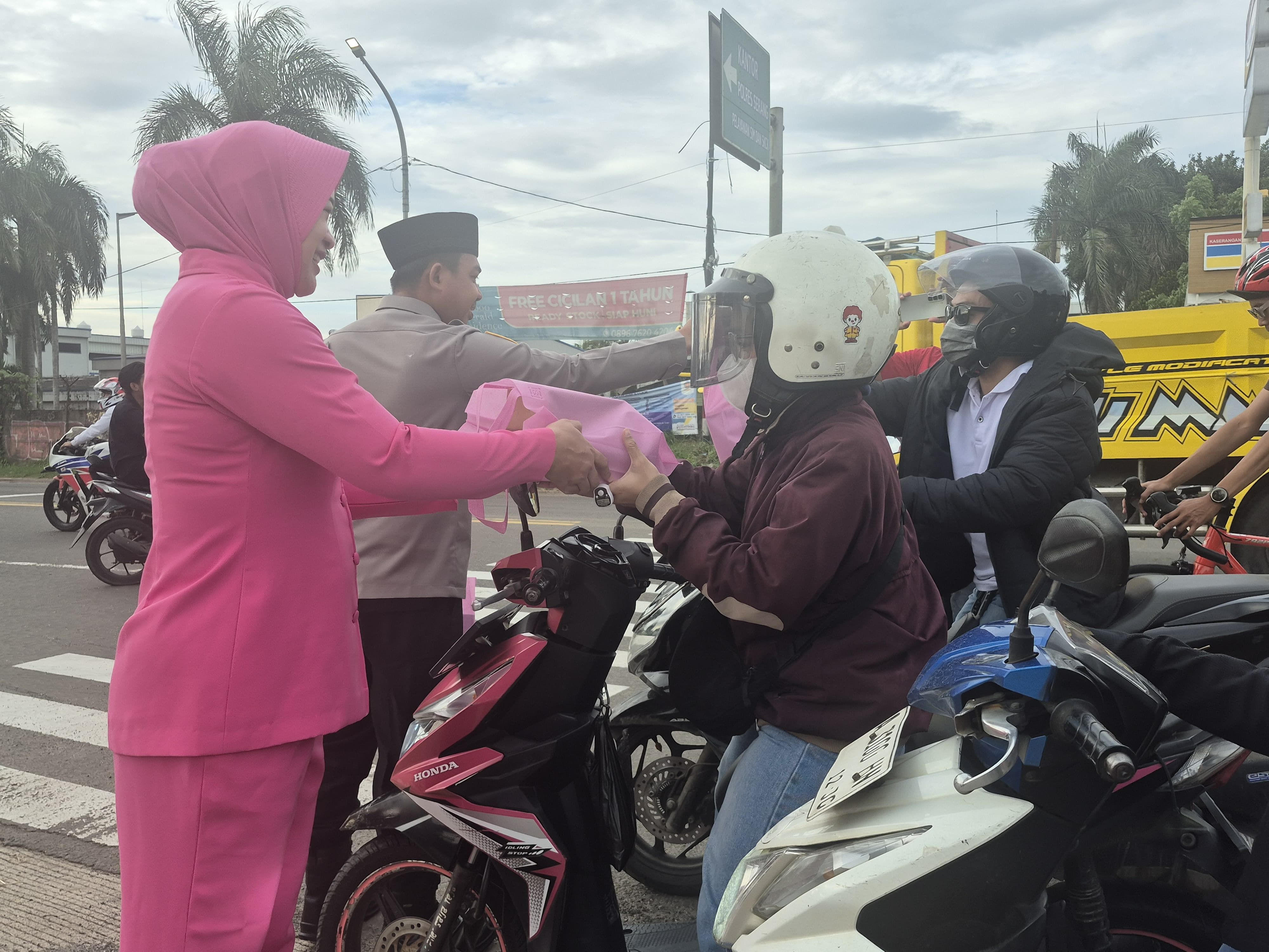 Ramadan Berkah Polres Serang Bagi Bagi Kepada Pengguna Jalan
