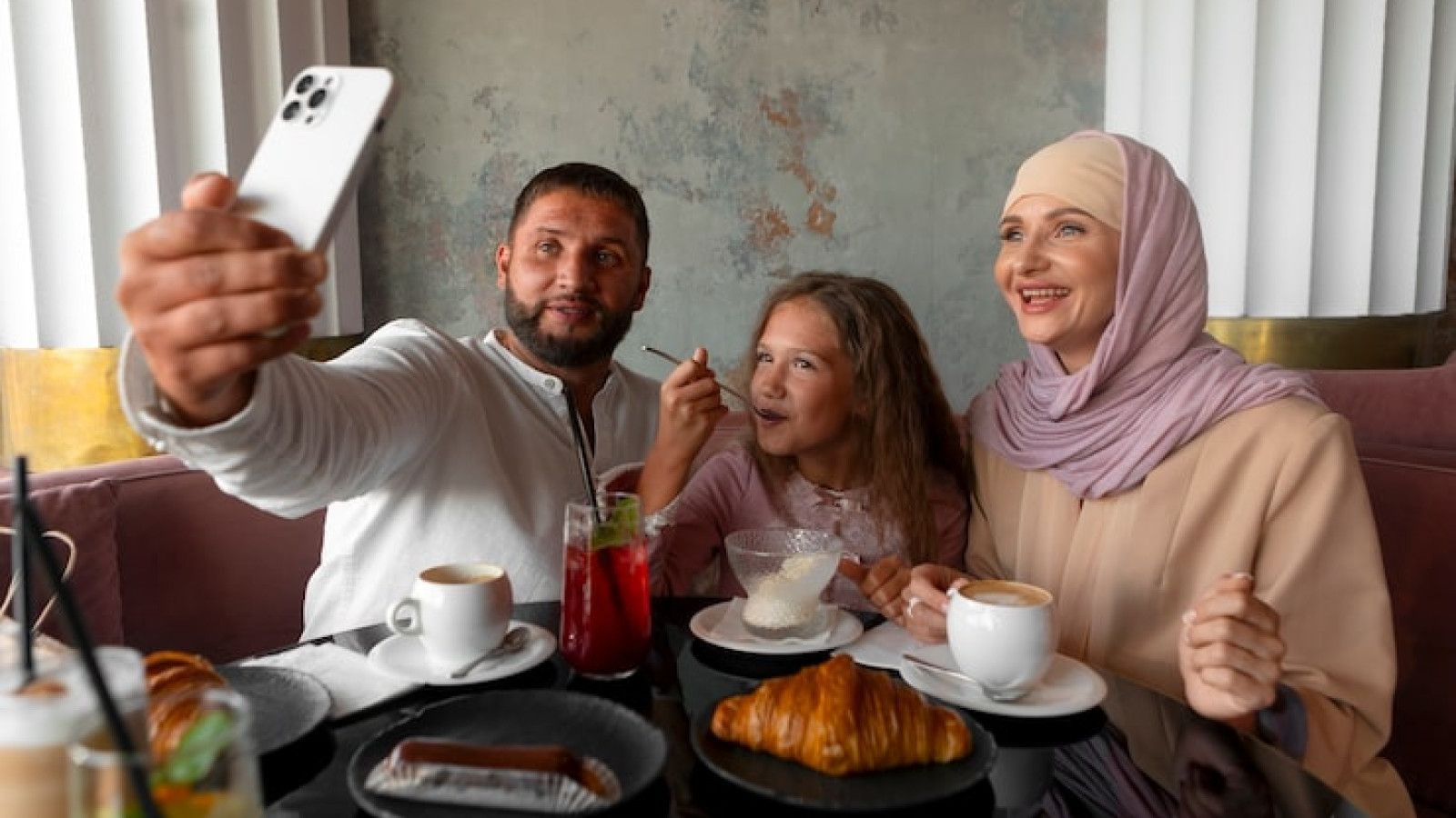Cara Kreatif Dekorasi Ruang Tamu untuk Menyambut Bukber di Bulan Ramadan