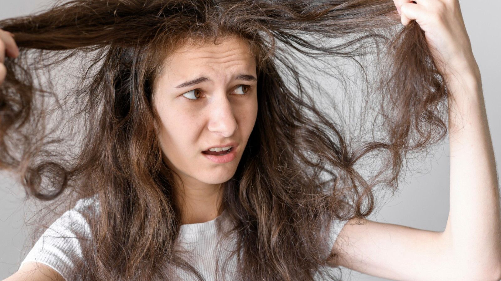 Mengatasi Rambut Bercabang: Serum atau Masker yang Tepat untuk Anda?