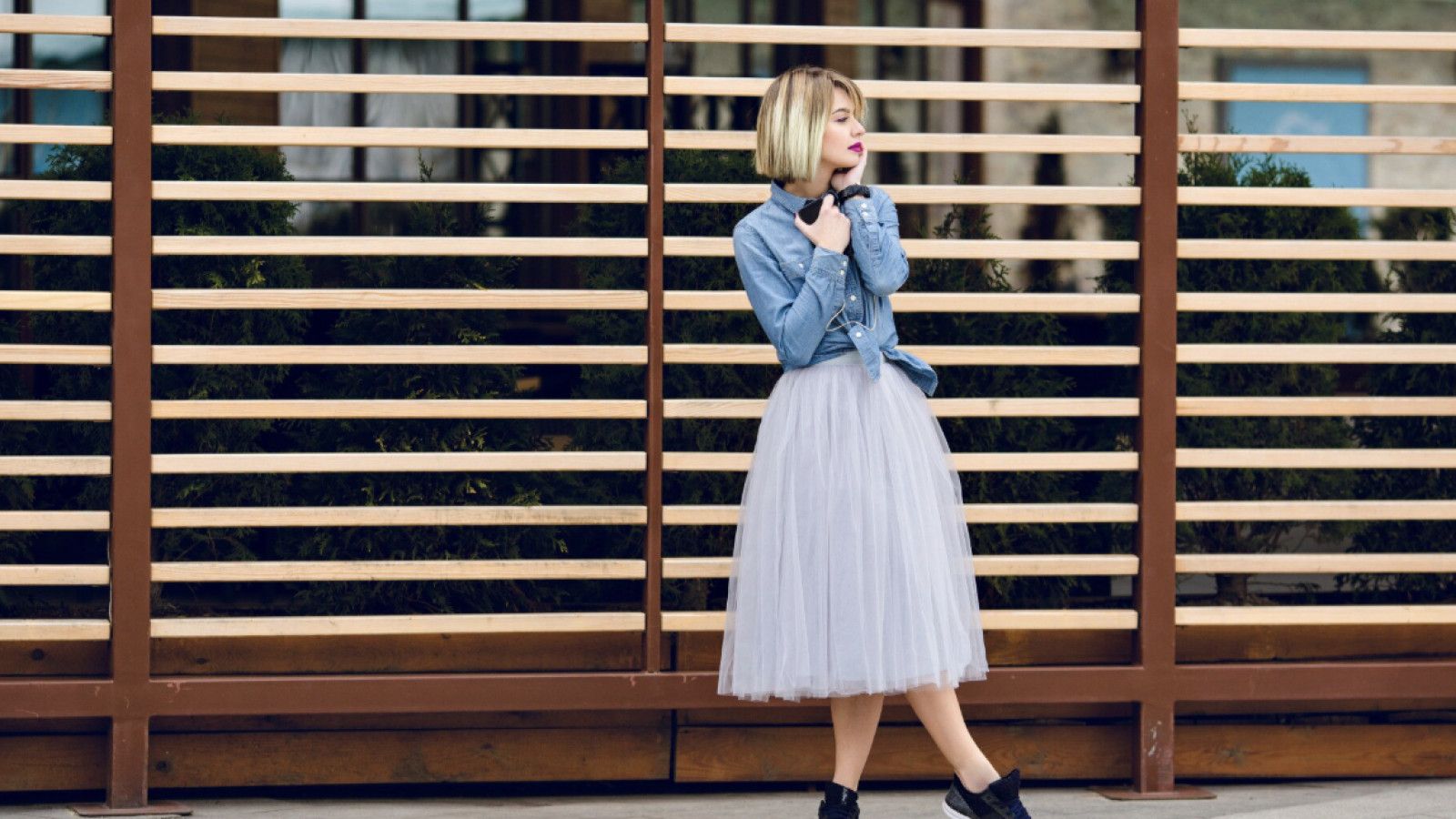 Trik Styling Rok Plisket untuk Tubuh Pendek agar Tampil Memukau