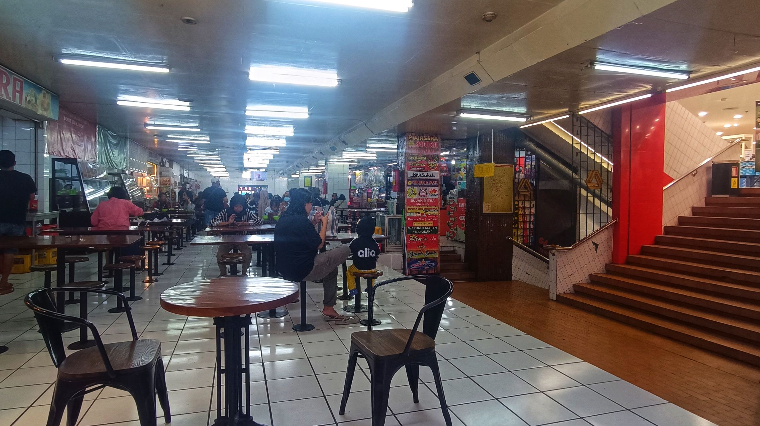 Cafetaria Mitra Malang, Foodcourt Jadul dengan Rasa Legendaris